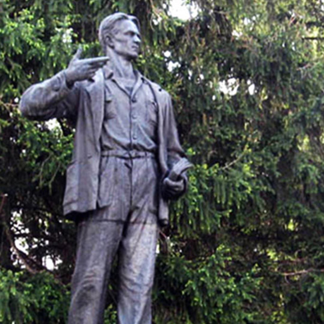 Statue of the poet Nikola Vaptsarov in Bansko
